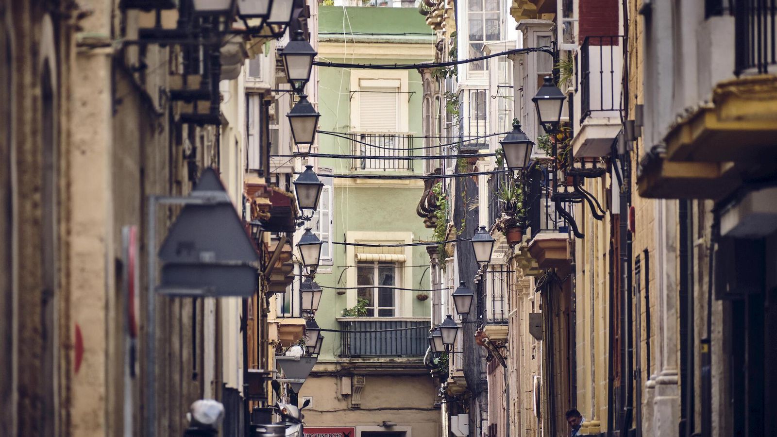 Los cables cruzan a veces calles enteras de una acera a otra