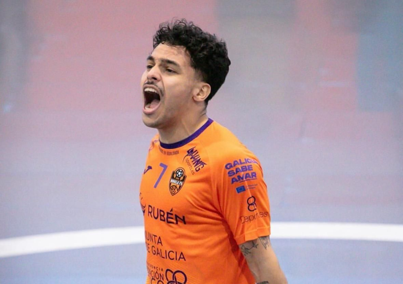 Rikelme celebra un gol con la camiseta del Burela.