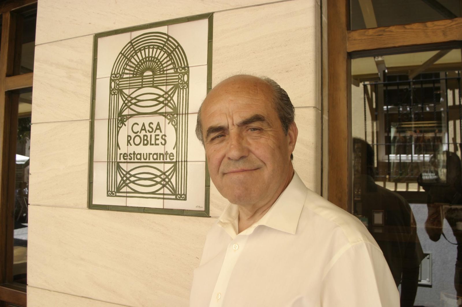 Juan Robles en la puerta de su restaurante.
