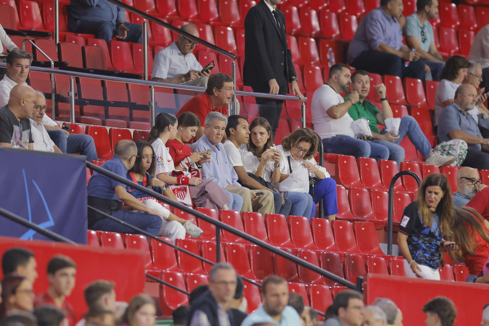 Búscate en las fotos del Sevilla-Lens