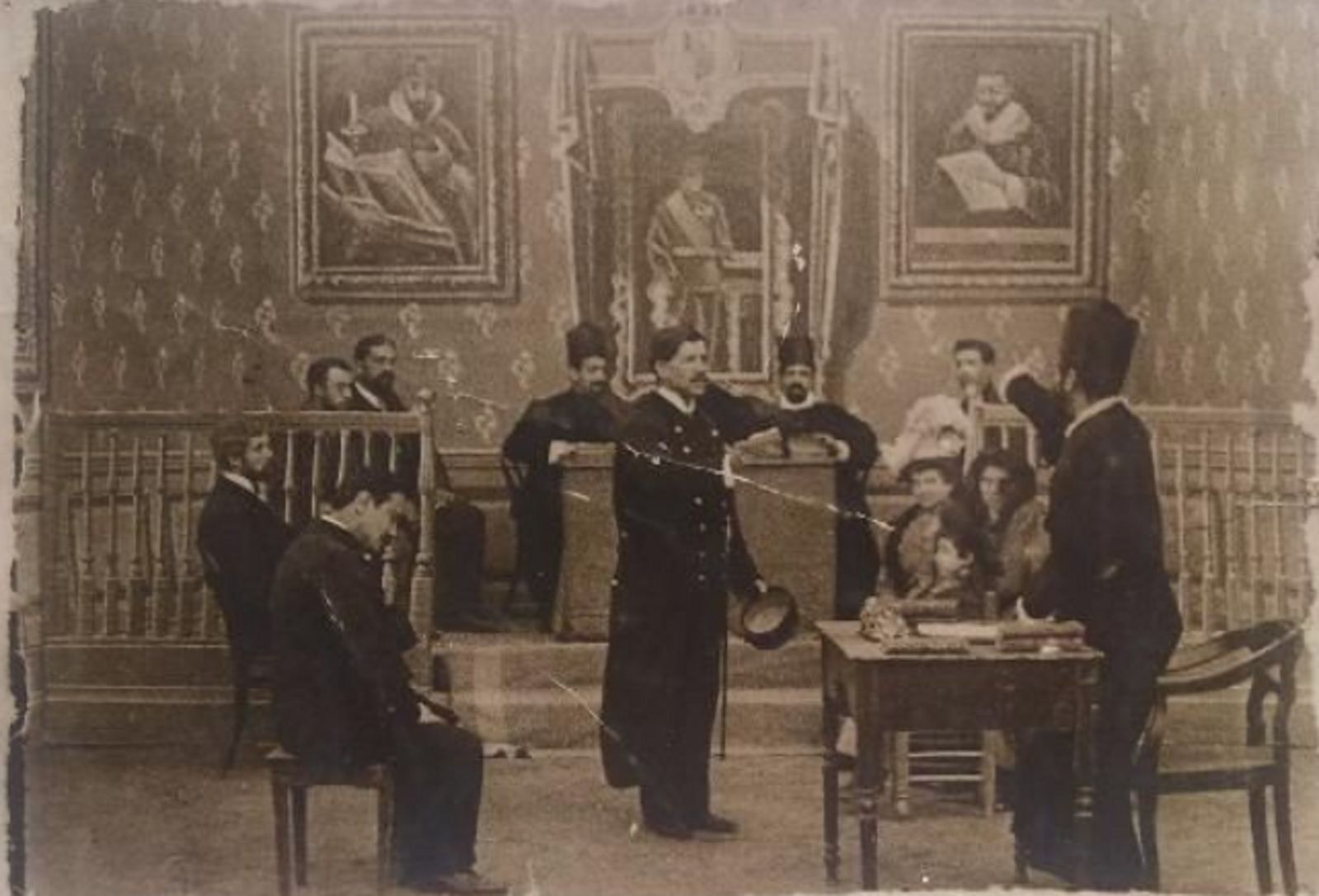 Fotografía de un juicio en el siglo XIX.