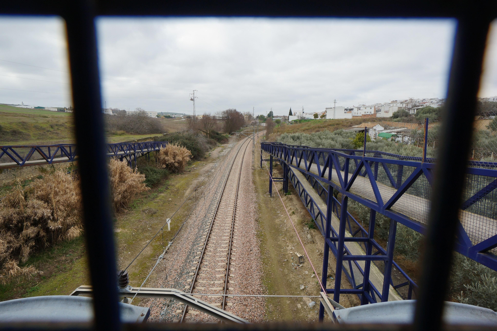 Vías del tren en Montilla desde el paso a nivel.