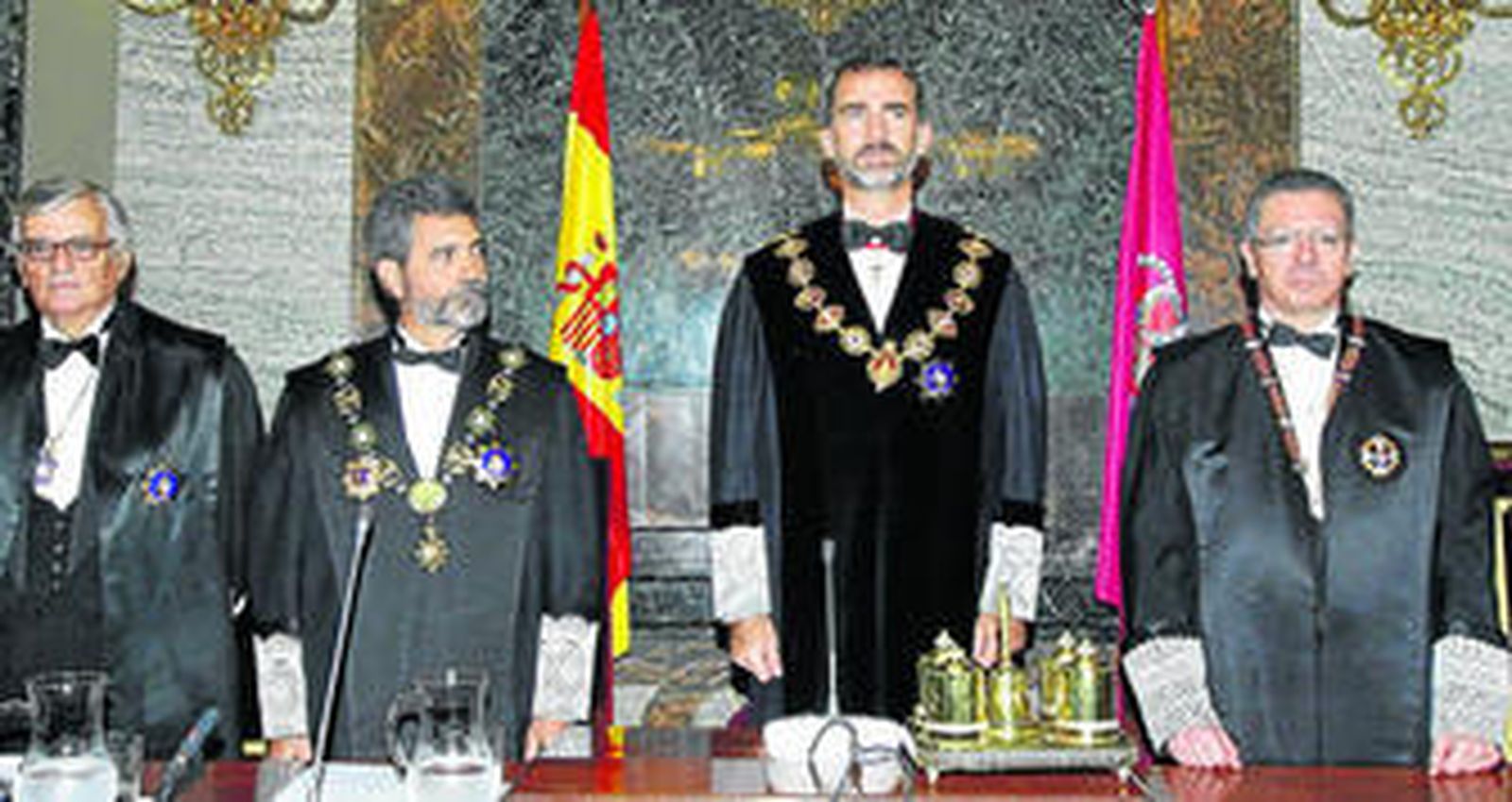 El fiscal general, José Torres Dulce; el presidente del TS y del CGPJ, Carlos Lesmes; Felipe VI y el ministro de Justicia, Alberto Ruiz-Gallardón (izqda. a dcha.), ayer.