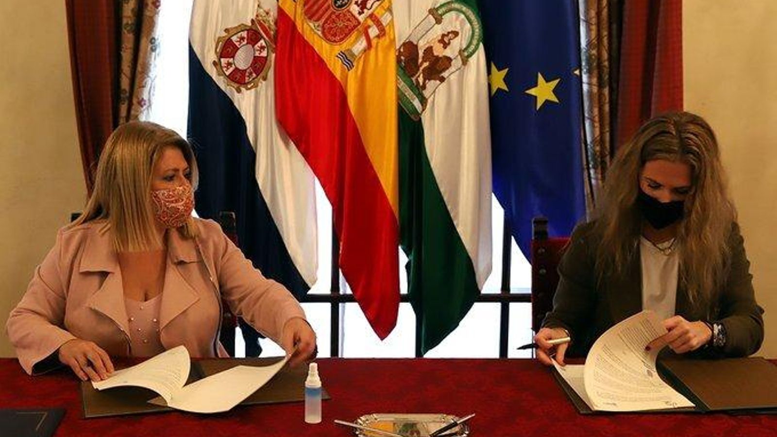 Mamen Sánchez y Ana Mestre han firmado el convenio de cesión de fincas para el Museo del Flamenco de Andalucía. Mamen Sánchez y Ana Mestre han firmado el convenio de cesión de fincas para el Museo del Flamenco de Andalucía.