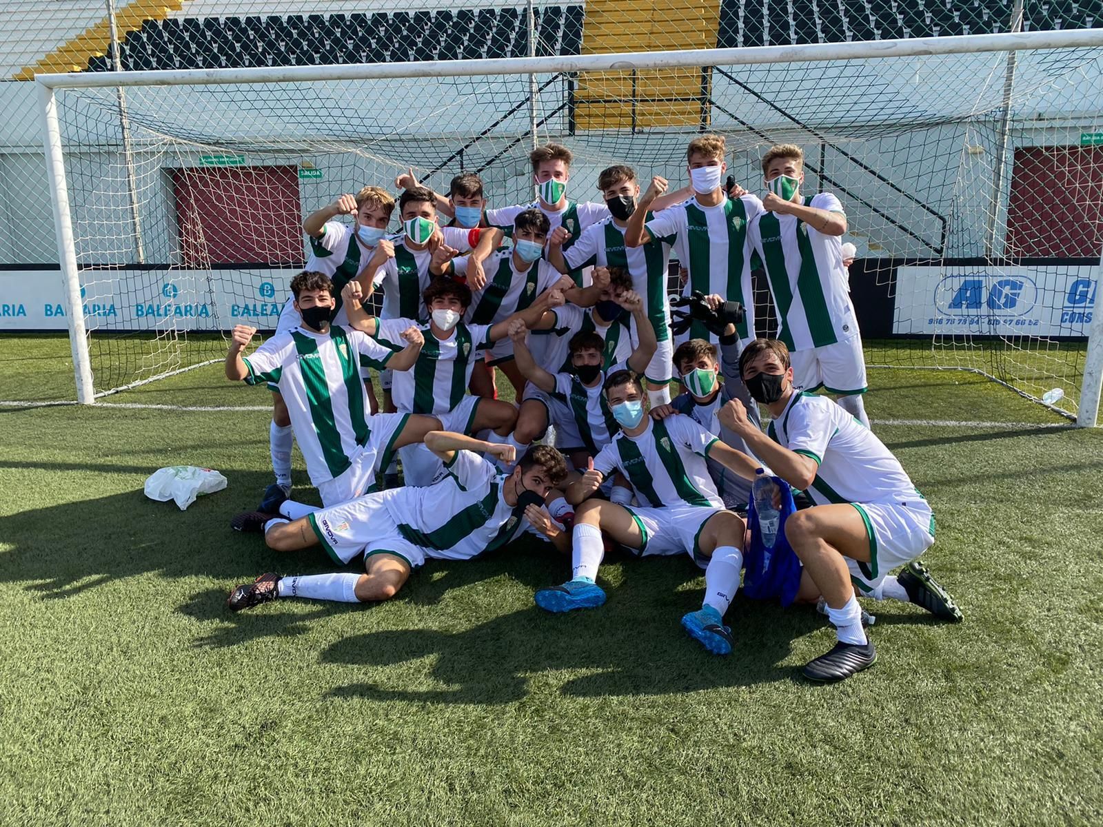 Los jugadores del Córdoba juvenil celebran su triunfo en el Alfonso Murube.