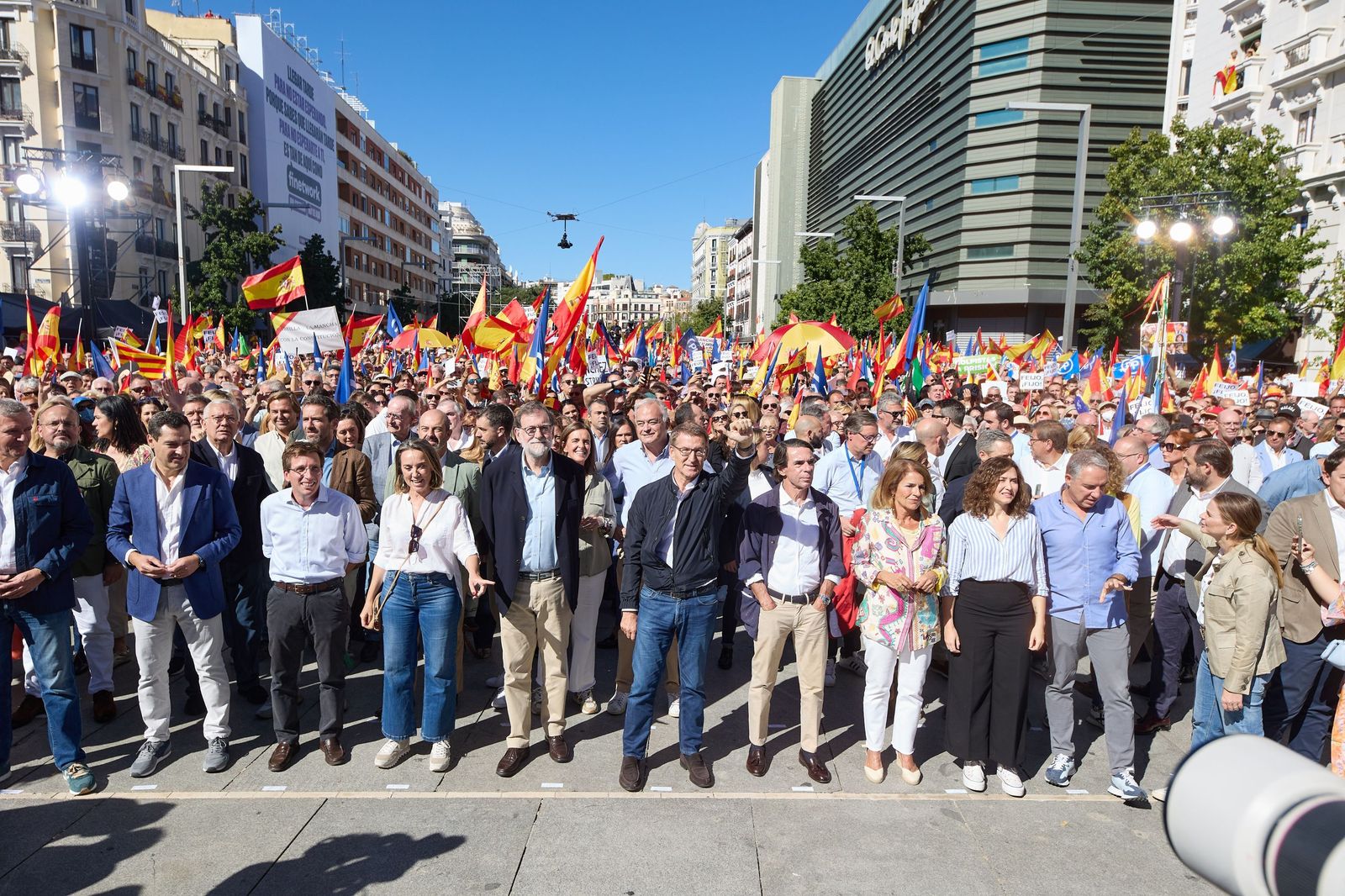 Juanma Moreno, a la izquierda, en el acto del PP en Madrid el domingo.