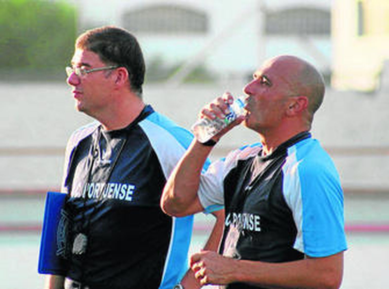 Zafra, bebiendo agua junto a Manzano durante un entrenamiento.