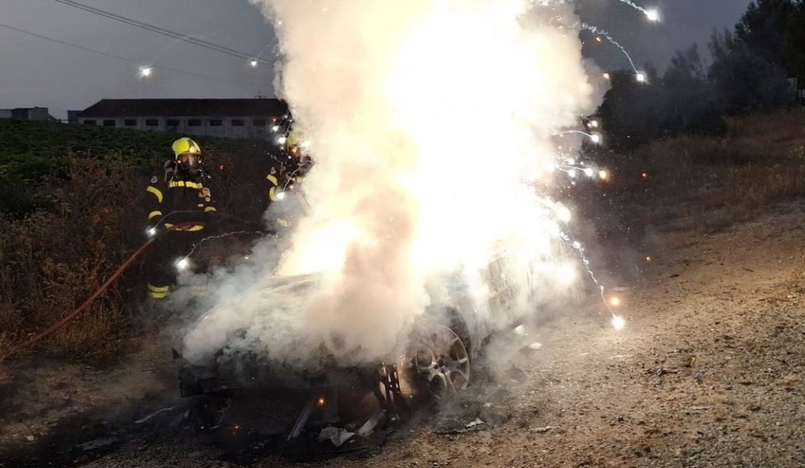 Imagen del vehículo que salió ardiendo en la barriada rural de Las Tablas