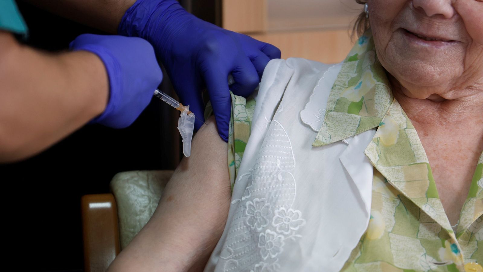 Vacunación de la gripe en un centro de mayores.