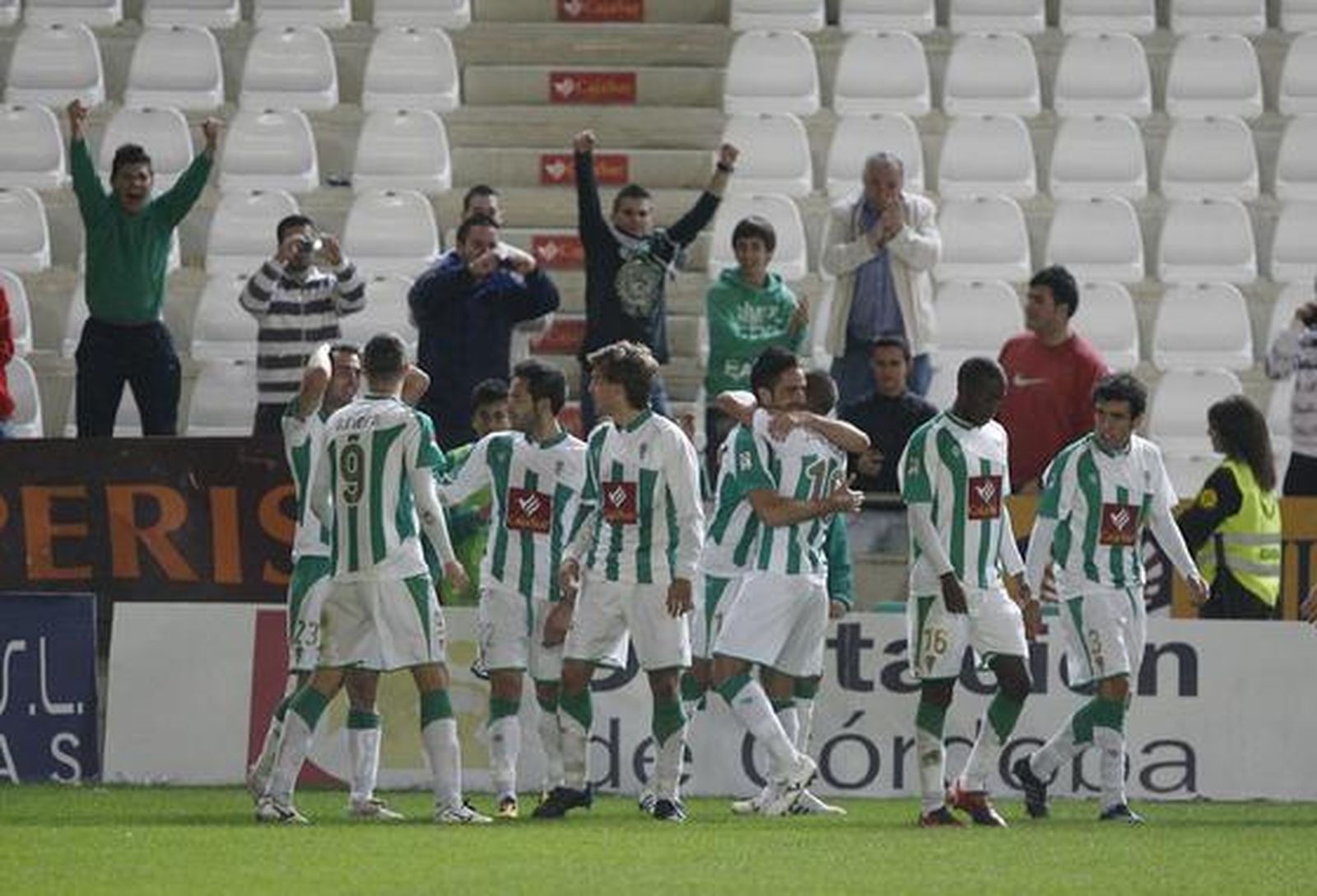 El Córdoba encarrila la clasificación para octavos de final de la Copa del Rey ante el Racing de Santander. / José Martínez