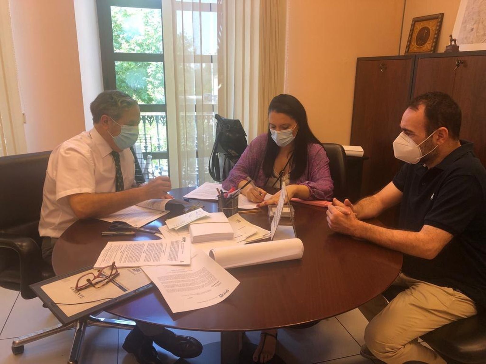 Un momento de la firma de la cesión.