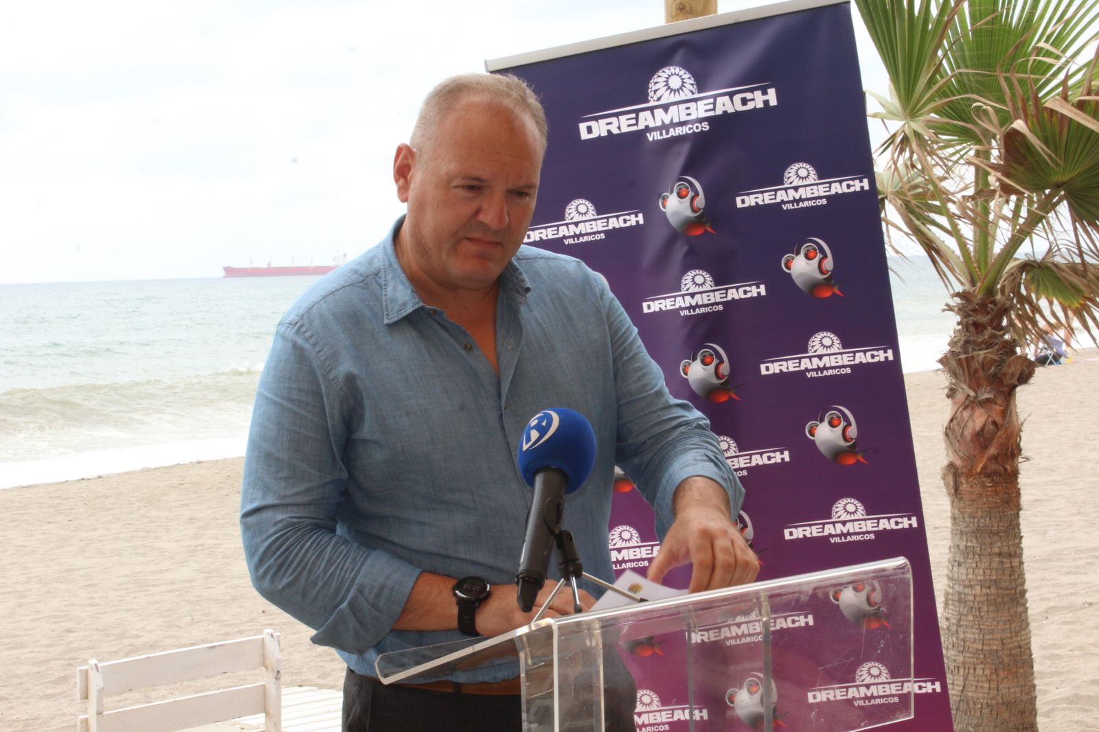 El alcalde de Cuevas durante la presentación del Drembeach.