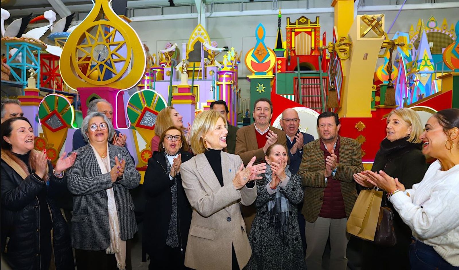 Visita tradicional al taller de Fiestas para que los Reyes Magos 2026 suban por primera vez a sus carrozas.