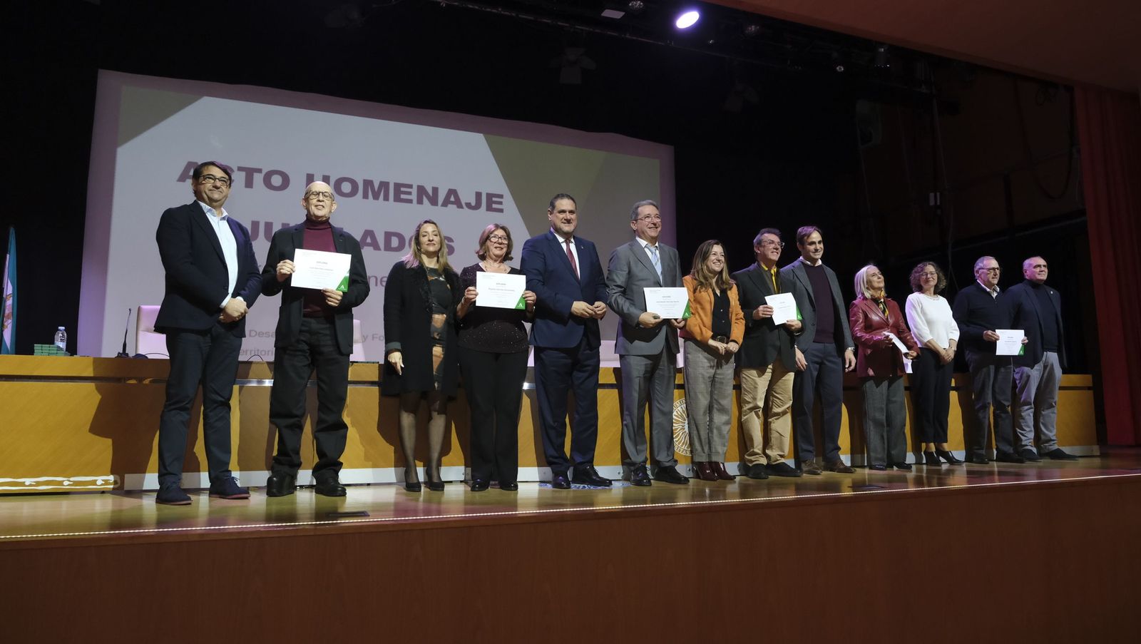 Los maestros docentes jubilados reciben su homenaje en la paraninfo de la UAL