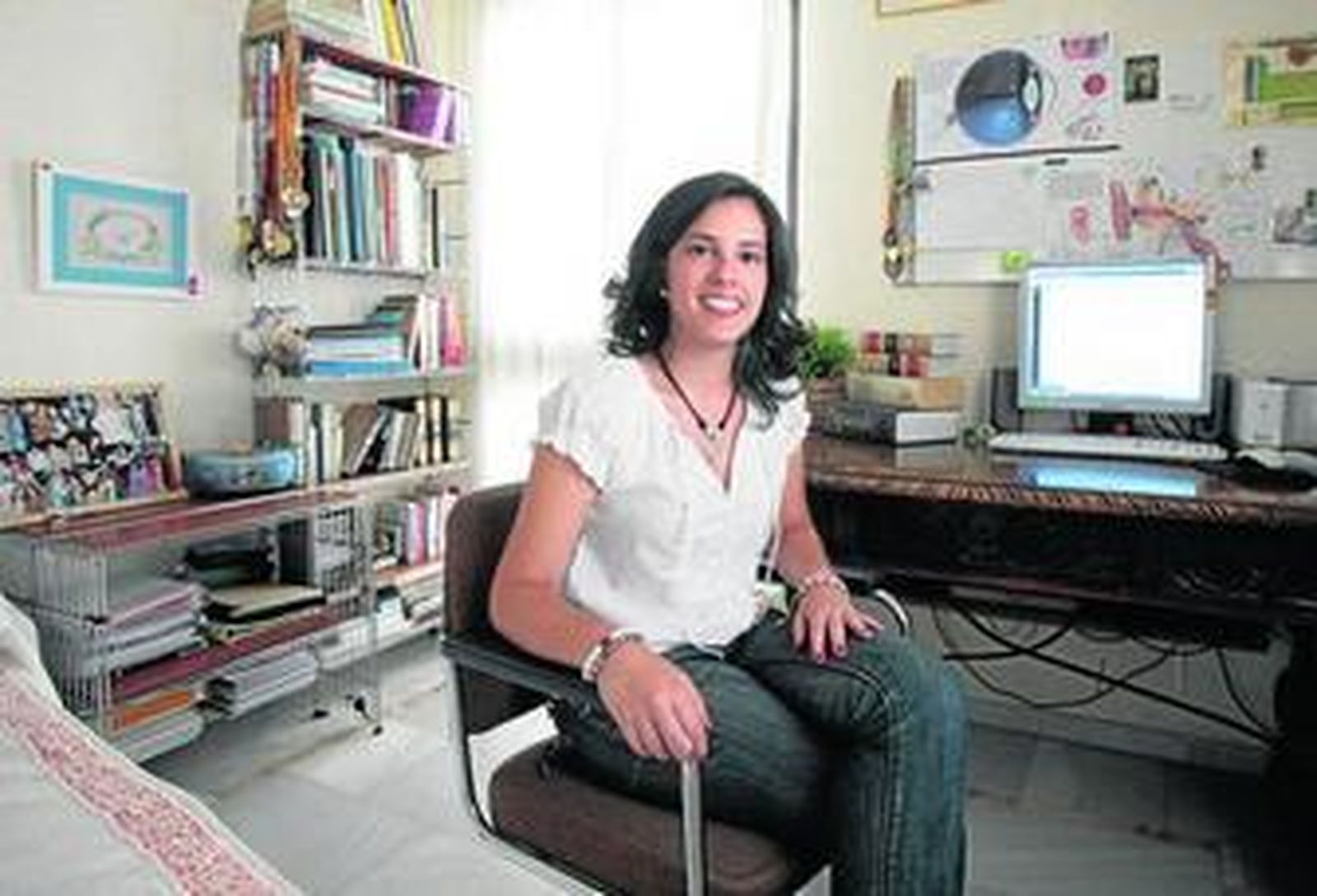 Ángela Garrido Jiménez en el cuarto de estudio de su casa.