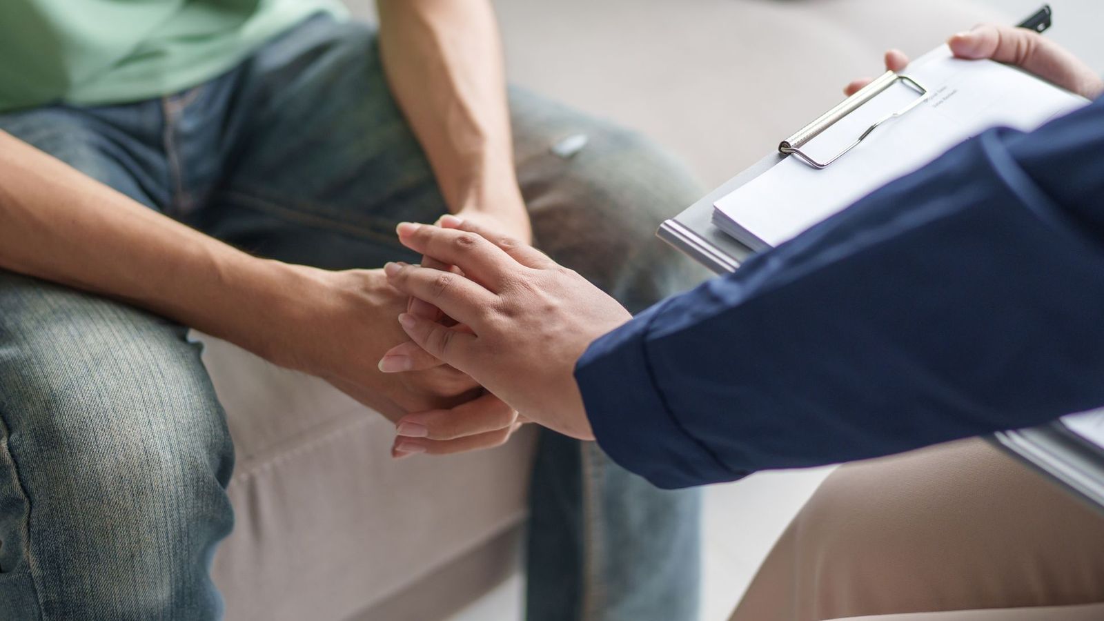 Un hombre en una consulta médica.