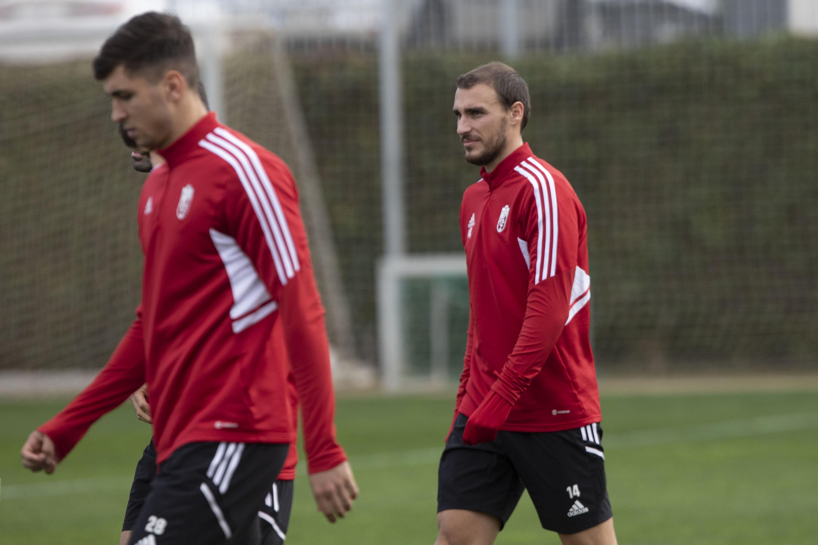 Ignasi Miquel, al fondo, en un entrenamiento del equipo