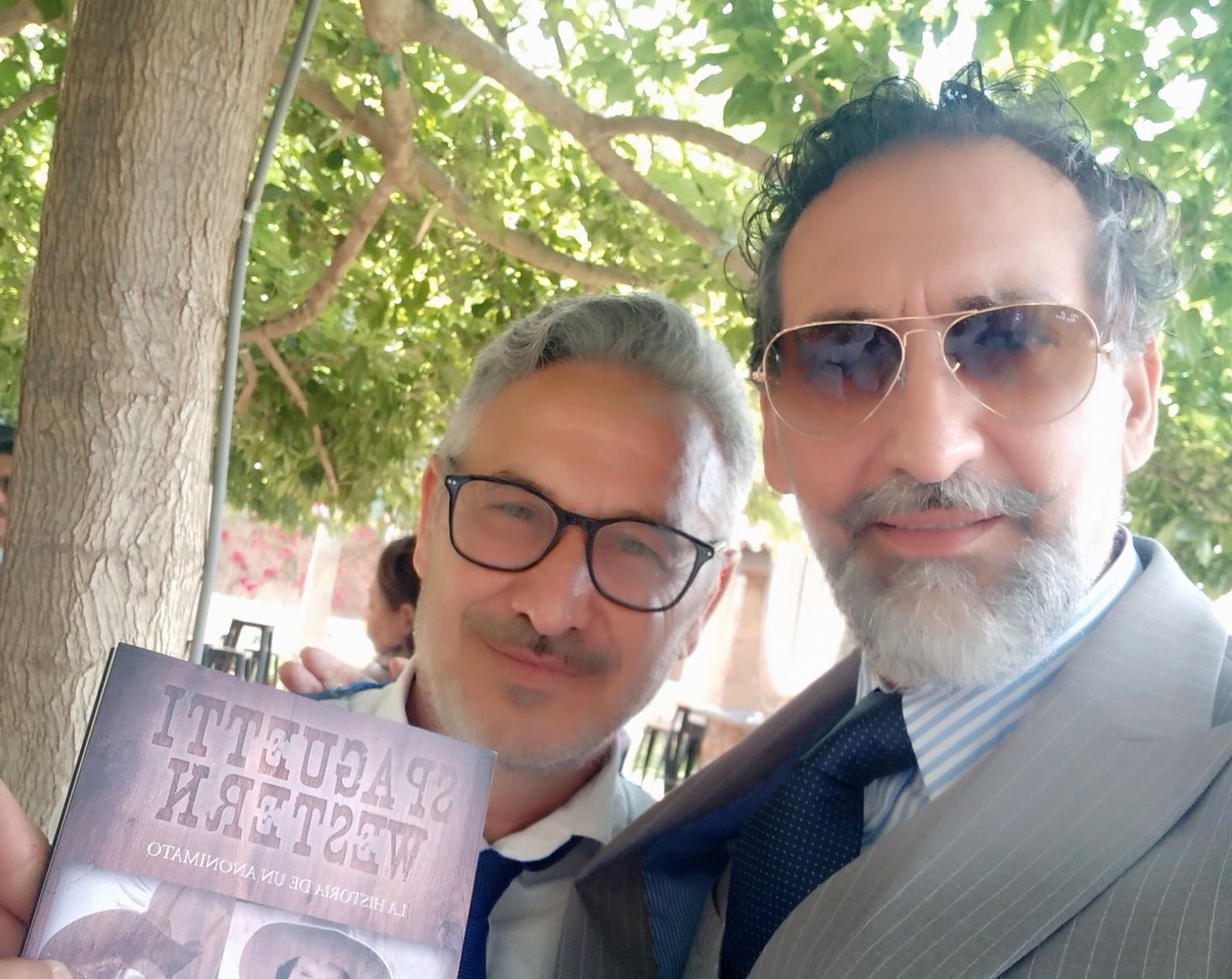 Rafael Gómez Heredia con su nuevo libro.