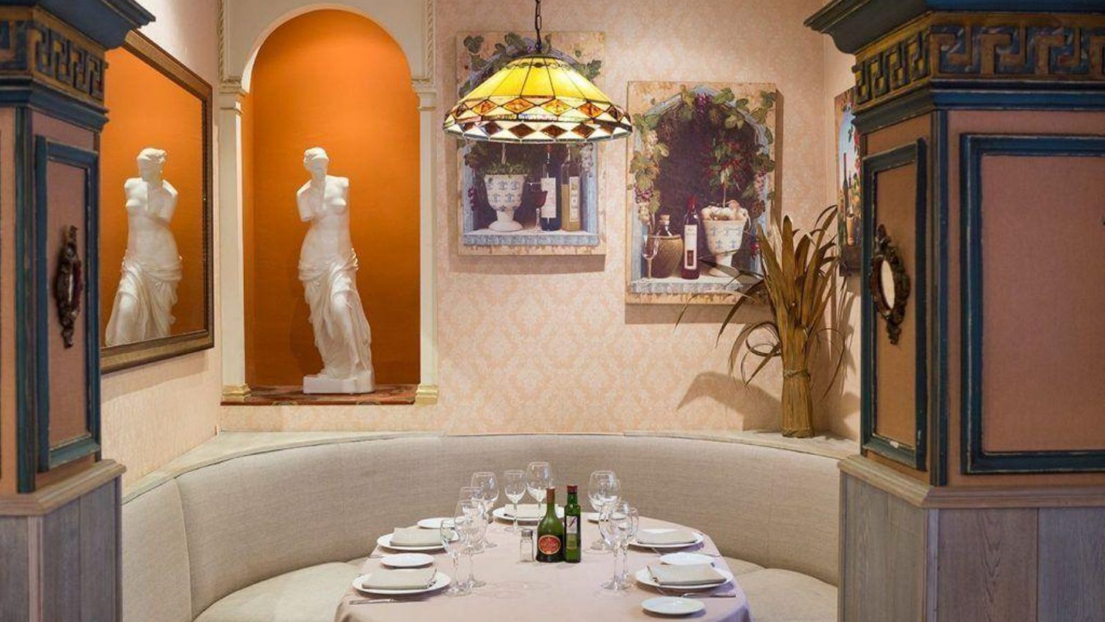 El restaurante también dispone de elegantes y cómodos reservados