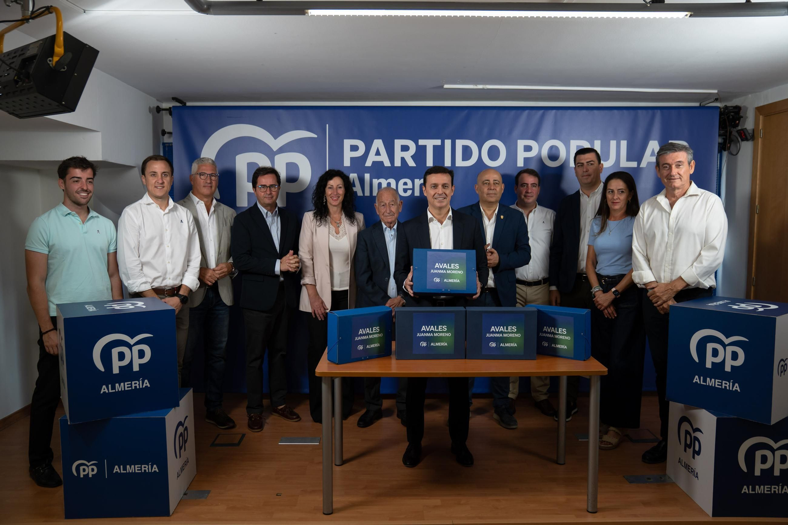 Javier A. García y los máximos representantes del PP Almería con los avales.