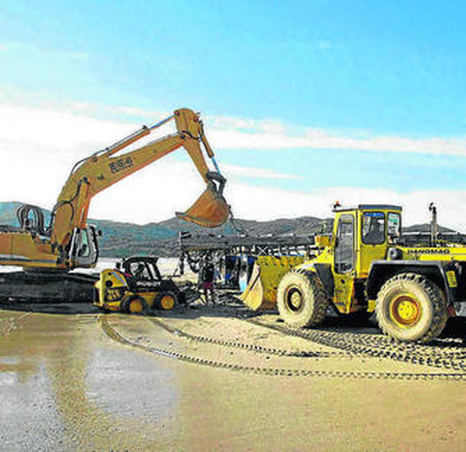 Las máquinas inician la retirada de una de las bateas en Getares.