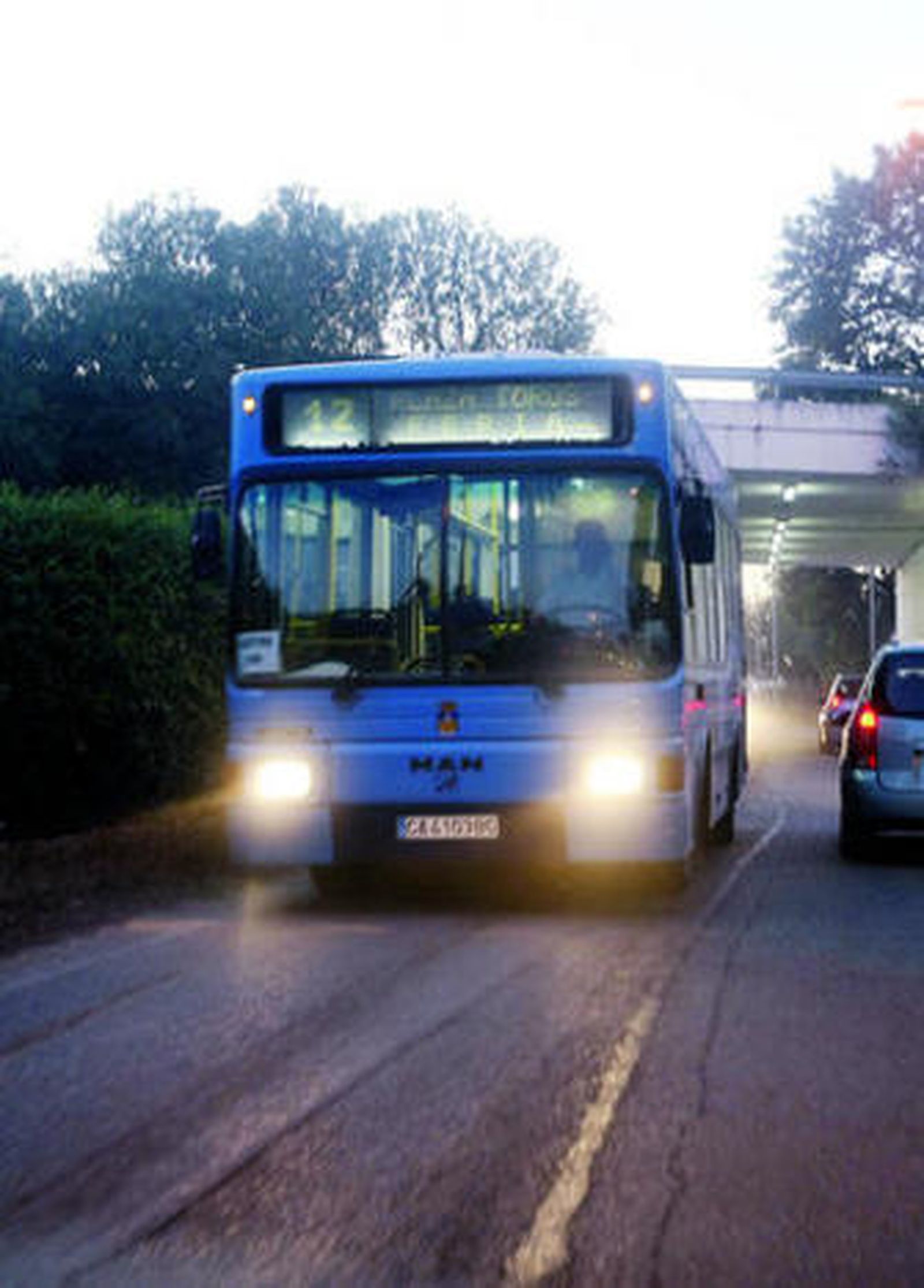 Un autobús urbano realizando un recorrido nocturno en la pasada Feria de Primavera.