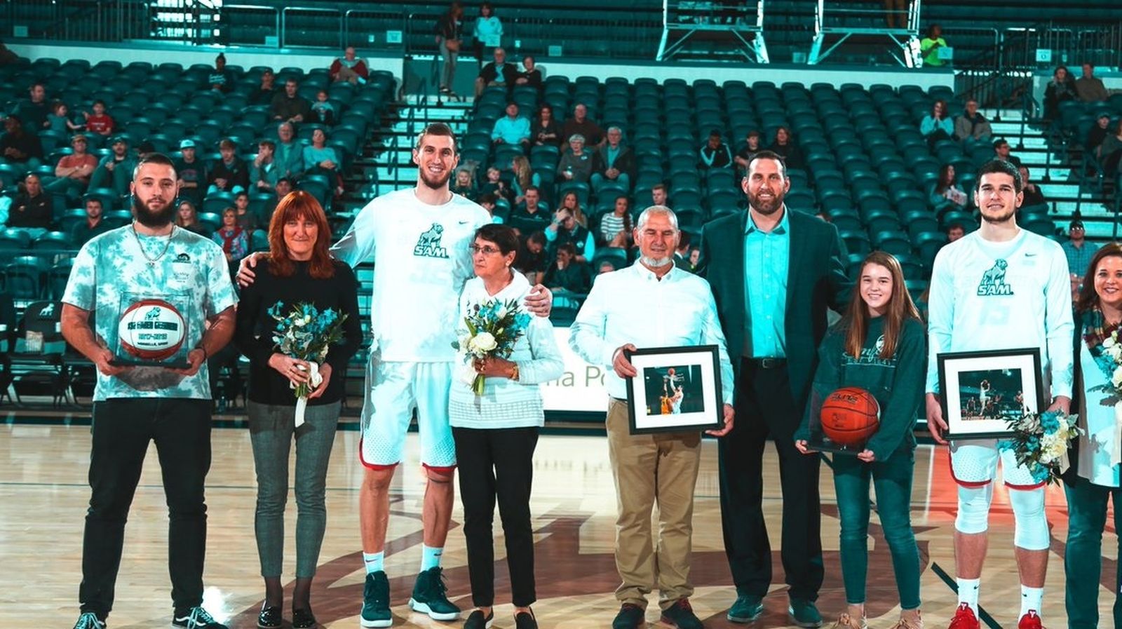 Rubén Guerrero, con su familia en el homenaje en Samford.