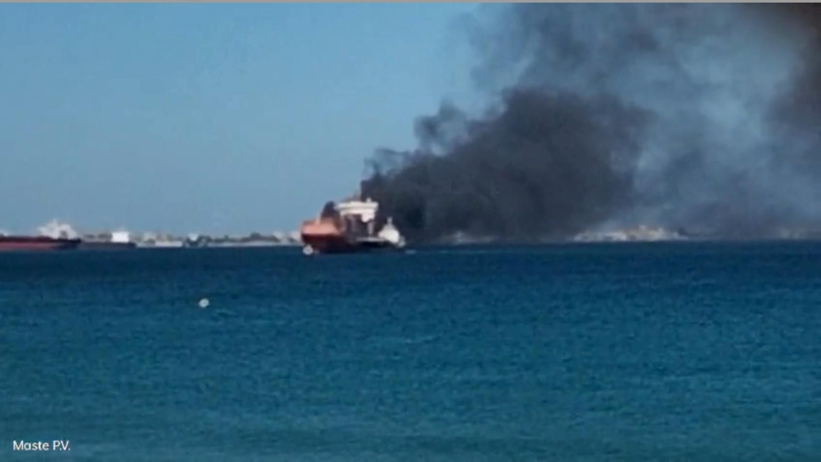 Así se ha visto desde las playas el incendio de un barco en la bahía de Algeciras