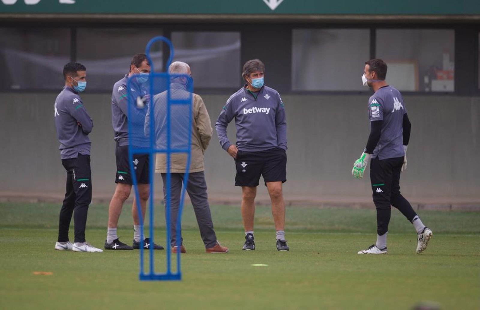 Pellegrini dialoga con su cuerpo técnico y Antonio Cordón.