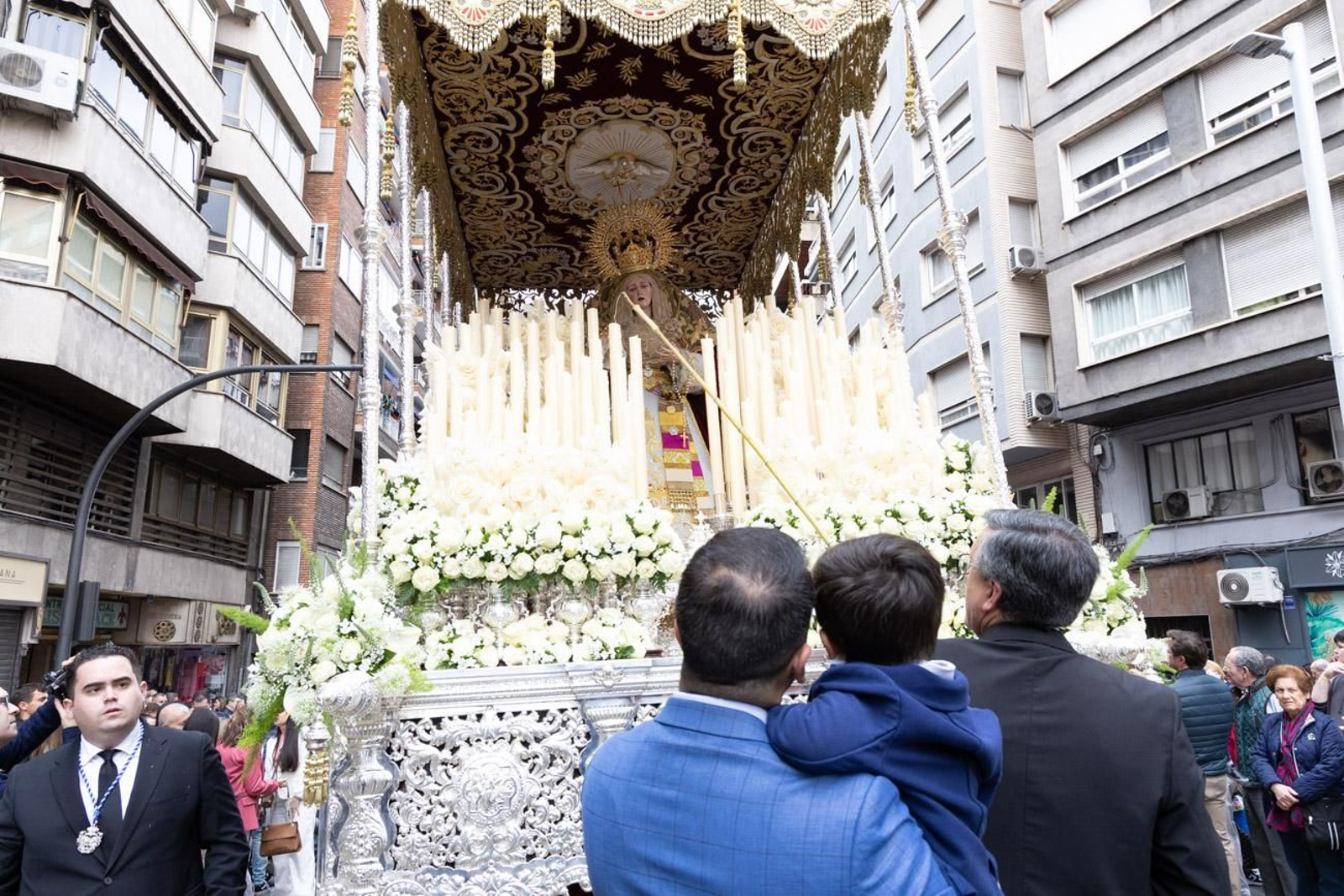 Los jiennenses se echan a la calle para presenciar la primera de las procesiones de la jornada: la Borriquilla (I)