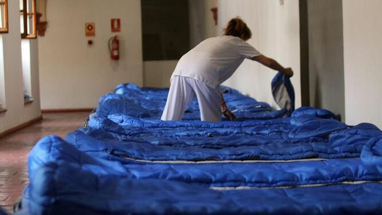 Colocación de camas supletorias en la Casa de Acogida, durante un invierno pasado Colocación de camas supletorias en la Casa de Acogida, durante un invierno pasado