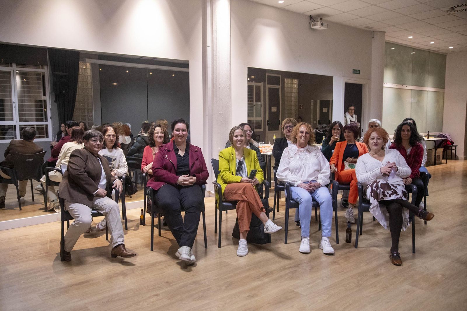 La Plataforma de Acción Feminista en Almería rinde homenaje a las mujeres de la Desbandá con su II Premio ‘Posidonia’ a Loli Sierra, vicepresidenta de la Asociación Memorialista de la Desbandá, en imágenes