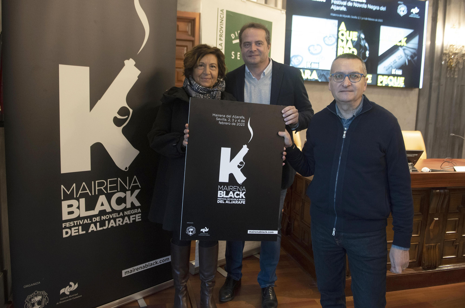 La delegada de Cultura de Mairena Blanca de Pablos, el alcalde Antonio Conde y Salvador Gutiérrez Solís.