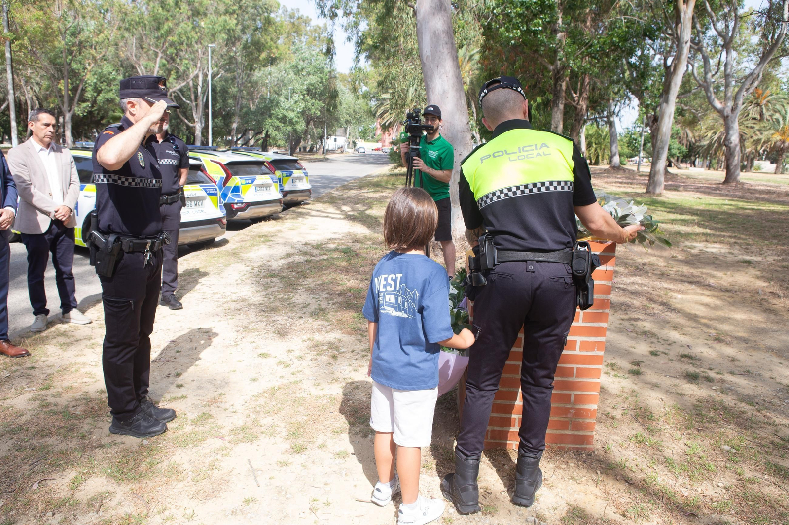 La Línea rinde homenaje al policía local Víctor Sánchez en el octavo aniversario de su muerte.