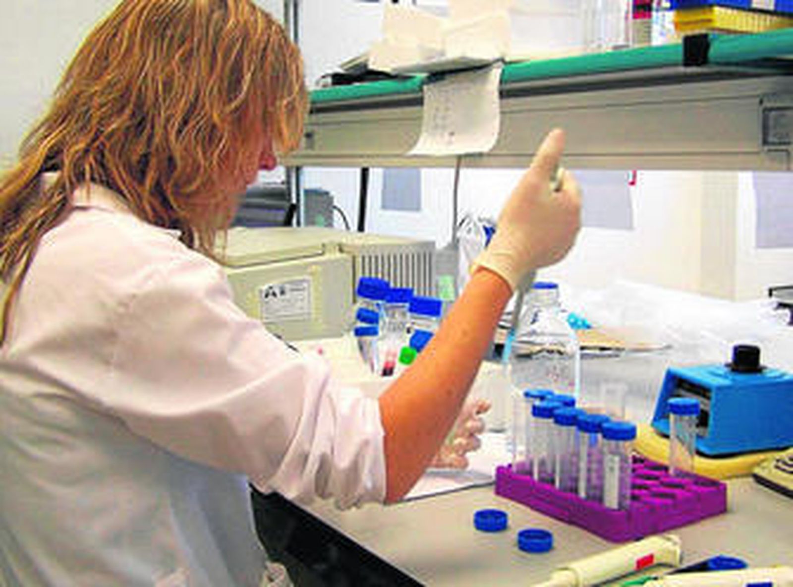 Una trabajadora de Selten Diagnosis analiza una serie de muestras en el laboratorio de la firma.