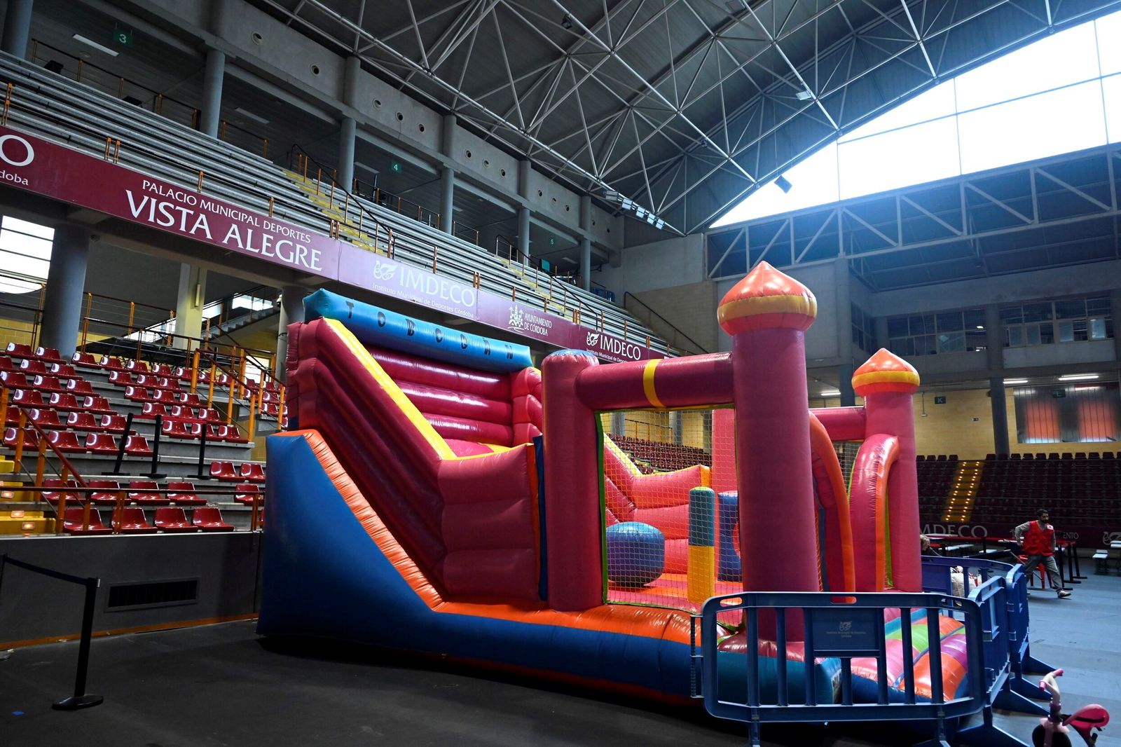 Decenas de desalojados de Córdoba por la crecida del Guadalquivir mantienen la incertidumbre desde Vista Alegre