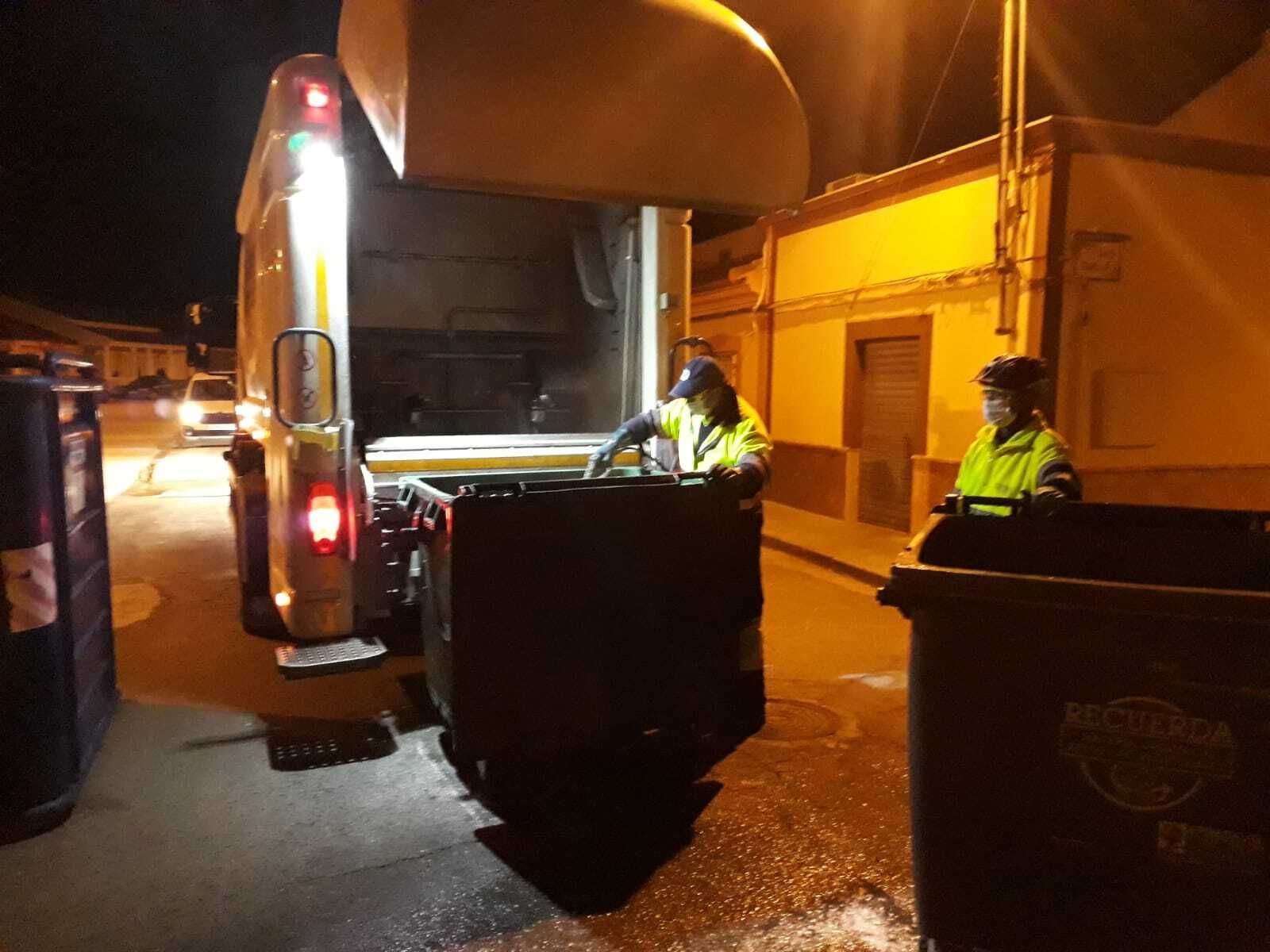 Trabajadores de Epremasa durante una desinfección.