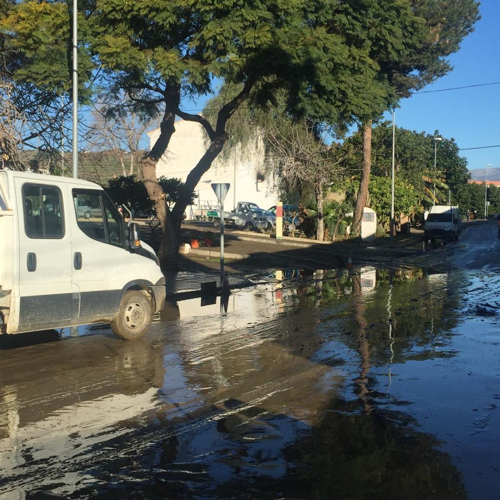 Imágenes de la inundación de El Trapiche, en Vélez-Málaga, por la rotura de una tubería del pantano de la Viñuela.