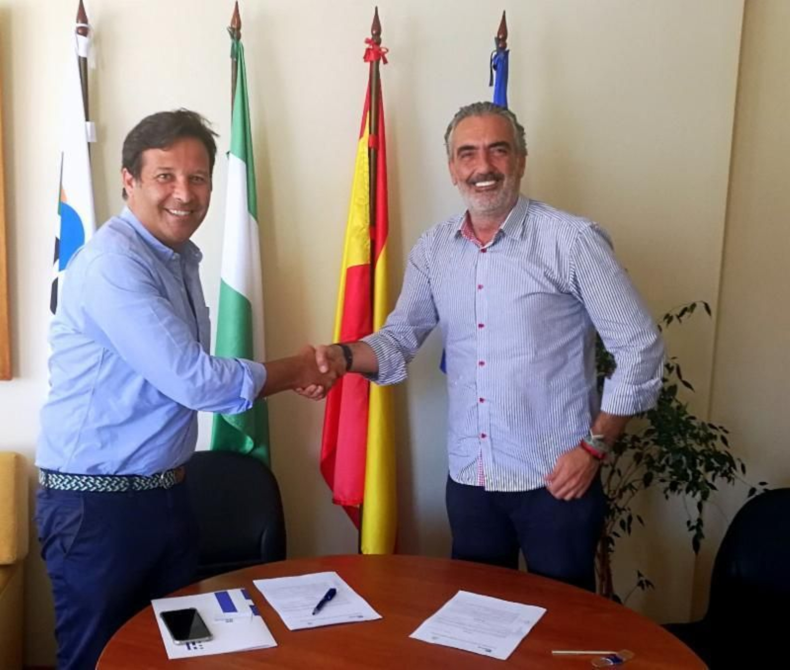 Daniel Sánchez Piña y Luis Callejón en la firma del acuerdo.