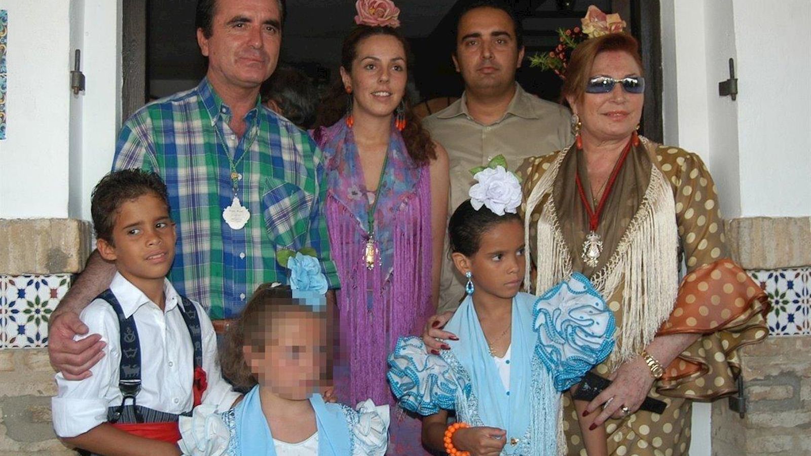 Rocío Jurado con José Ortega Cano, sus tres hijos: Rocío, Gloria Camila y José Fernando, su nieta Rocío Flores y su yerno Fidel Albiac, en el Rocío.