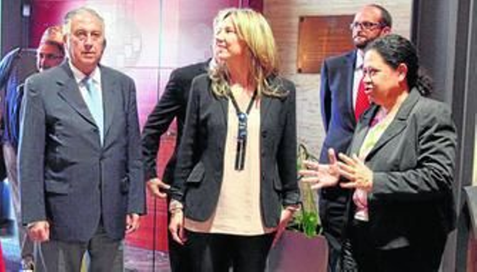 Cristina Teniente, flanqueada por Enrique Pérez Viguera y Manuela de Paz, ayer, en las Cocheras del Puerto.