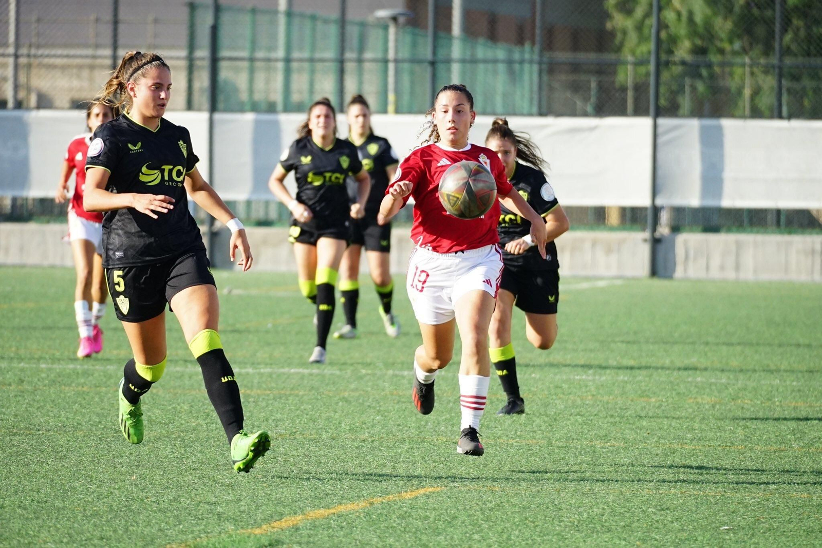 La jugadora del Almería femenino Conchita pugna por un balón con una futbolista del conjunto murciano.