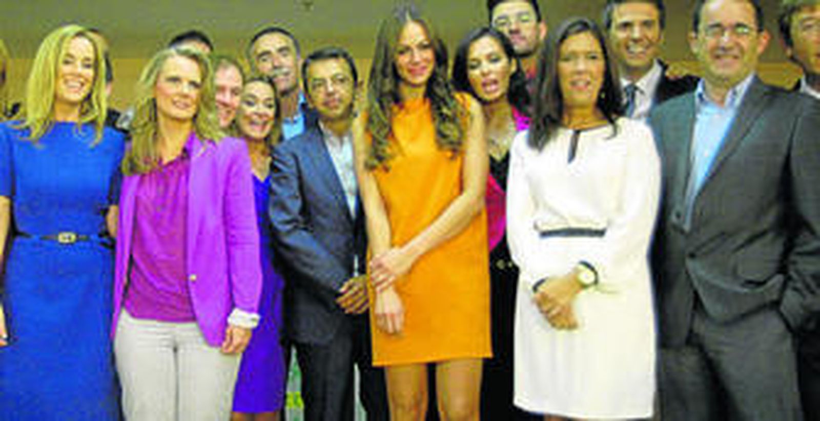 El director general de la RTVA, Pablo Carrasco, en el centro, junto a los principales rostros de la cadena pública de cara a la presente temporada.