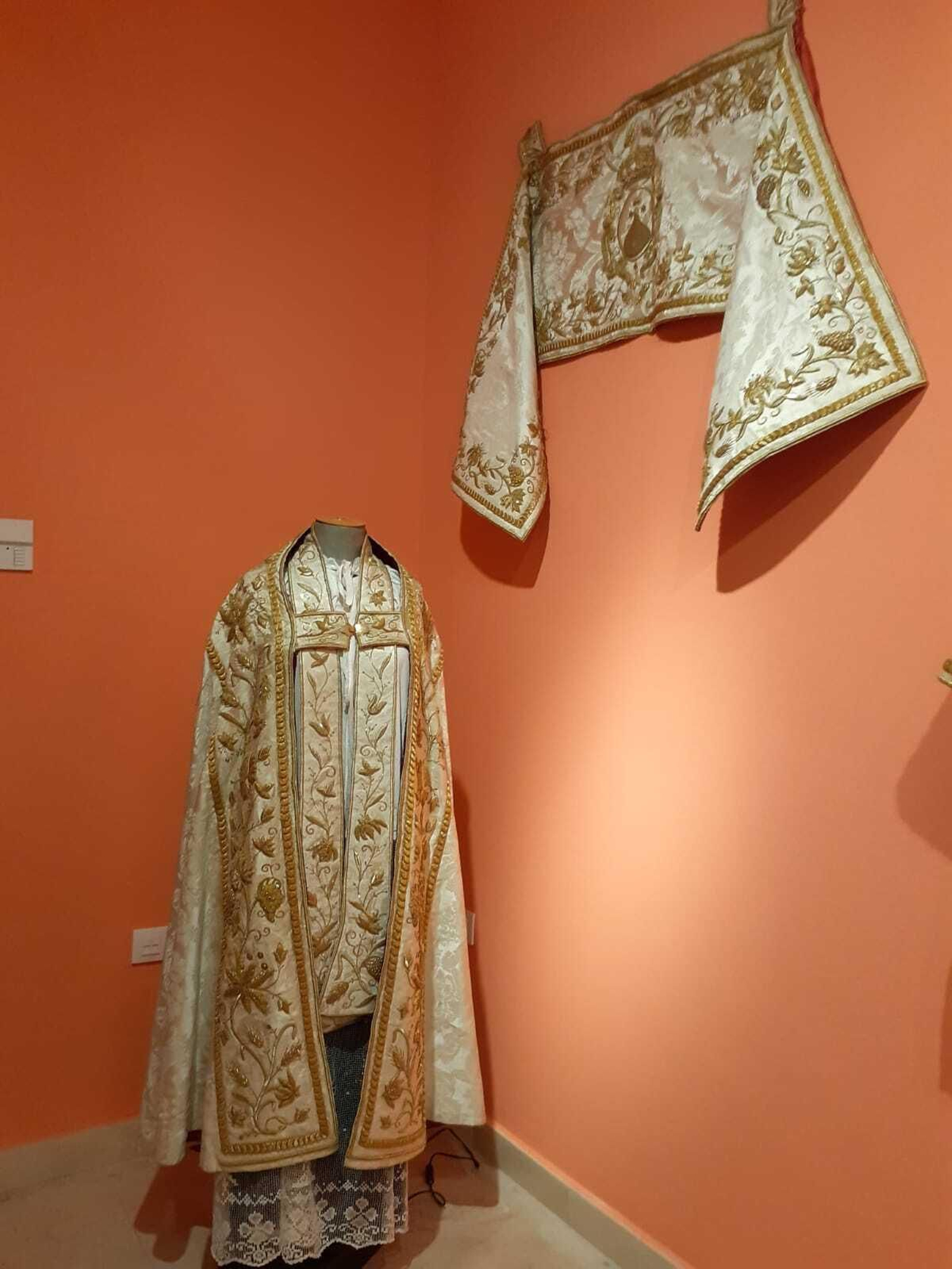 Así es la exposición de bordados de la Cofradía del Carmen