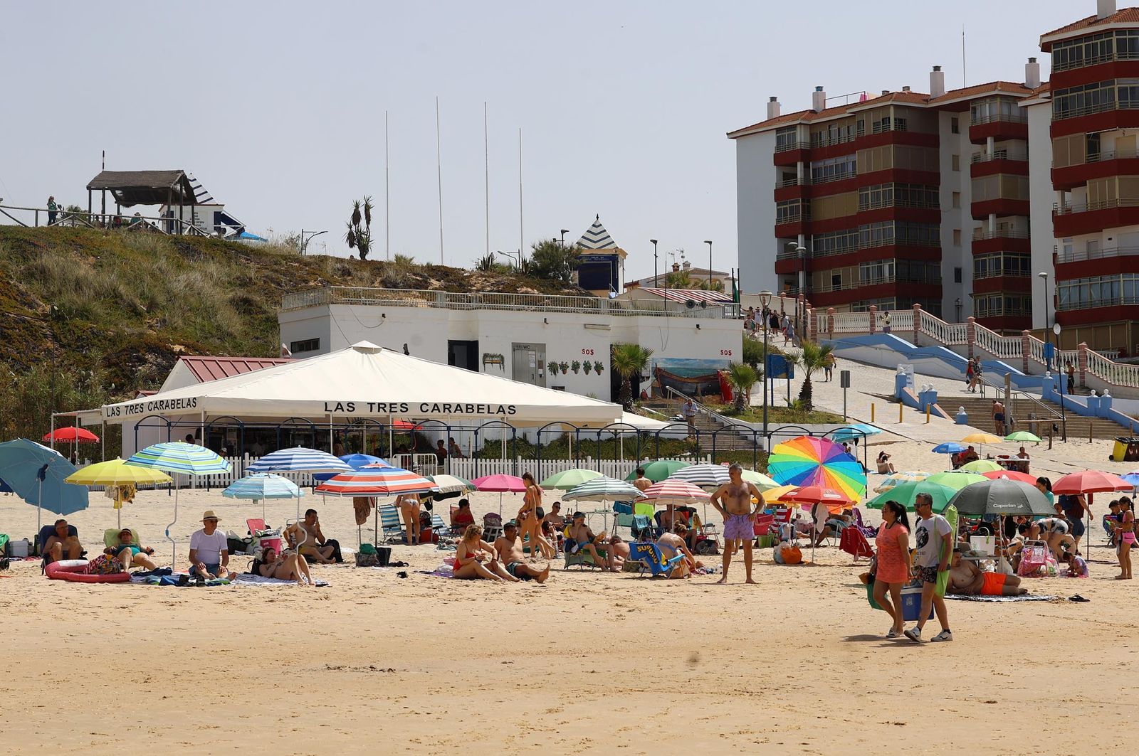 Imágenes del ambiente en las playas de Matalascañas, La Bota y Mazagón durante la mañana del domingo