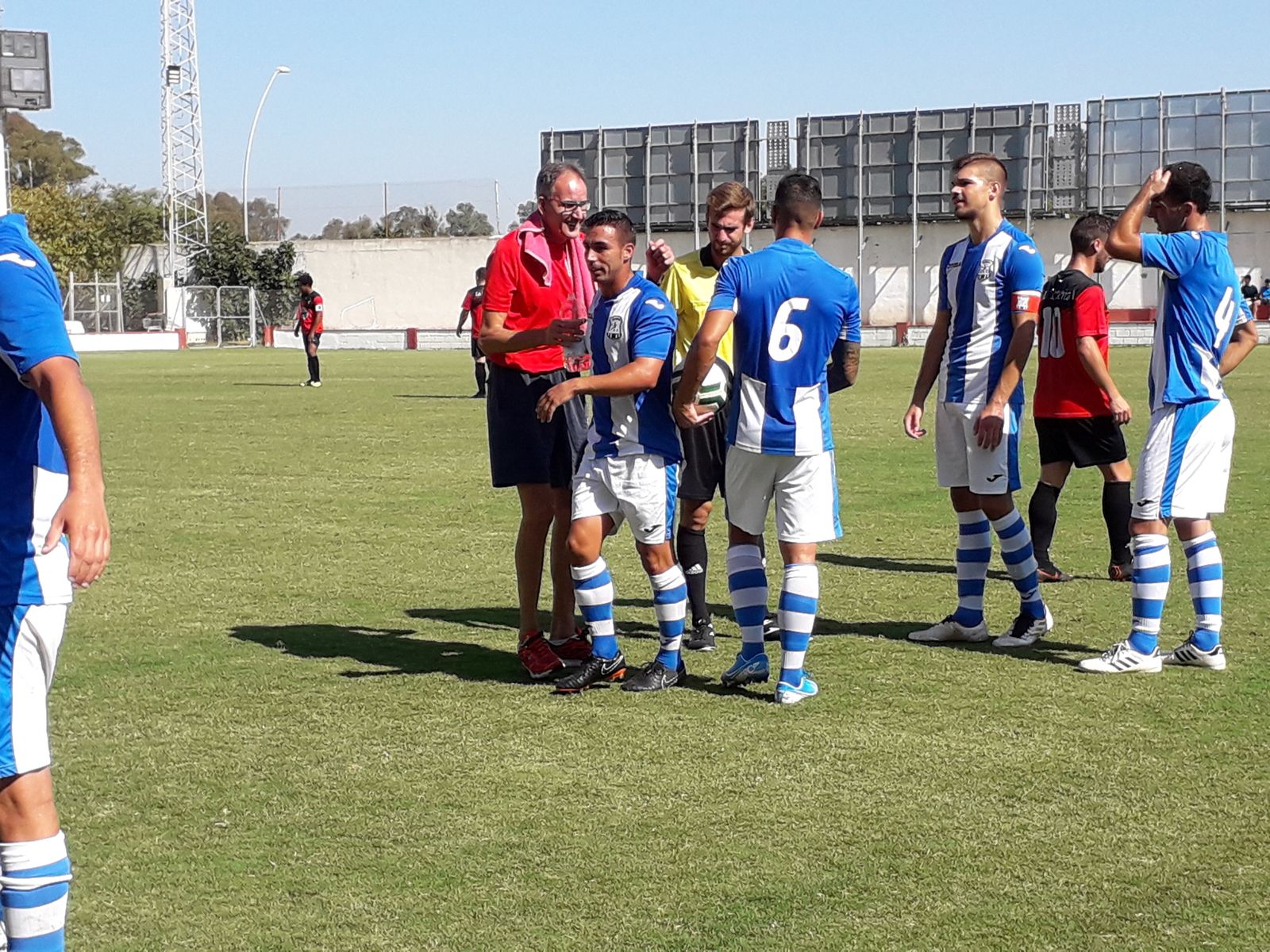 Juan Rosillo tuvo que ser atendido por un golpe.