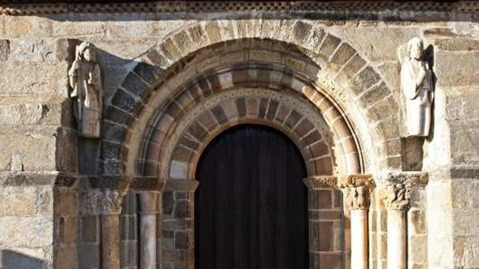 La imagen de la izquierda es considerada la escultura más antigua en España de Santiago Peregrino. Está en la puerta sur de la Iglesia de Santa Marta de Tera.