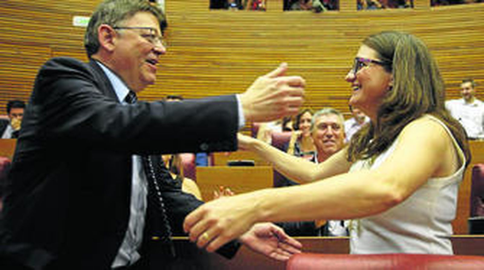 El candidato a la Presidencia del PSPV, Ximo Puig, saluda a la de Compromis, Monica Oltra, ayer.