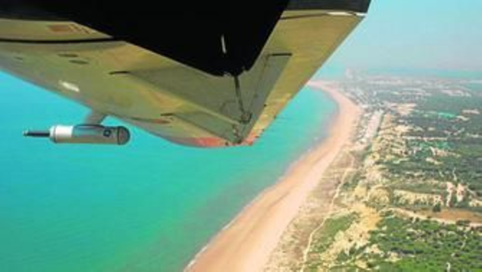 Medidor situado bajo el ala del avión C212 con el que el INTA realiza pruebas atmosféricas de partículas saharianas en la provincia de Huelva.