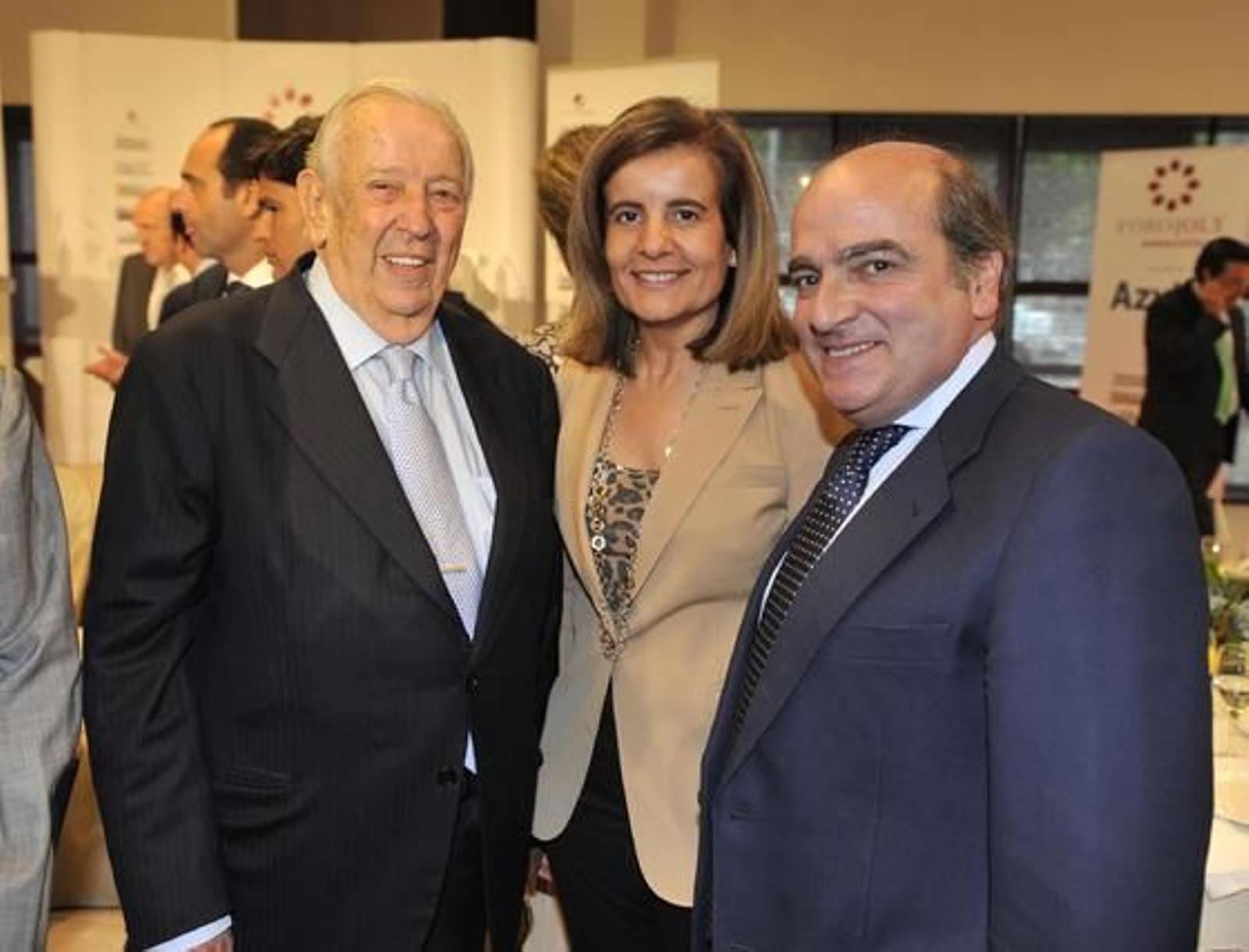 El catedrático Manuel Olivencia con la diputada Fátima Báñez y Luis Miguel Martín Rubio, de Ernst & Young.

Foto: Juan Carlos Vázquez